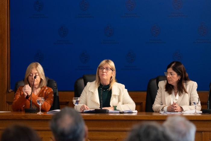 En la mesa de izquierda a derecha Catalina Pírez, Cristina Lustemberg y Laura Llambí. 