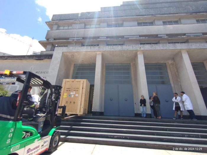 Llegada del irradiador al Instituto. Fuente: Instituto de Higiene Elevador lleva caja de madera por explanada del edificio del Instituto de Higiene