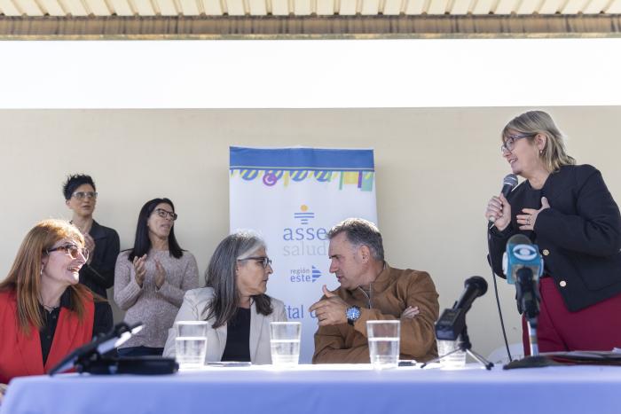 Presidente, ministras de Salud y Transporte y otras autoridades en conferencia de prensa