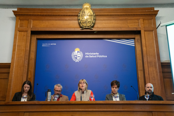 Ministra habla al micrófono, a su lado subsecretario, directora de digesa y otras dos autoridades