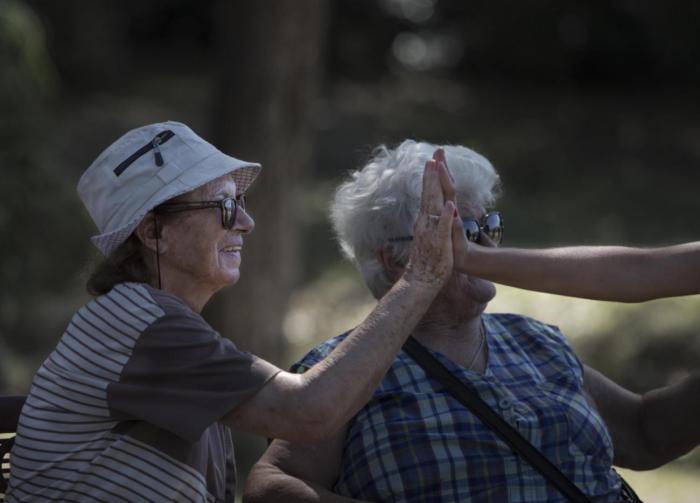 Imagen de dos personas chocando las manos Imagen de dos personas chocando las manos