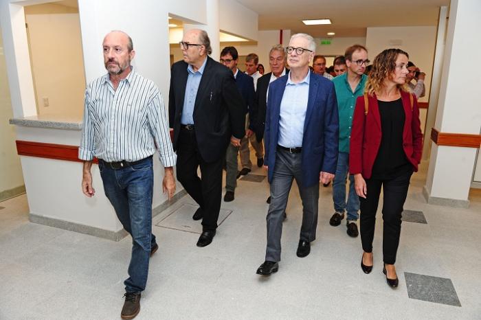 Imagen de autoridades recorriendo el nuevo hospital de Colonia