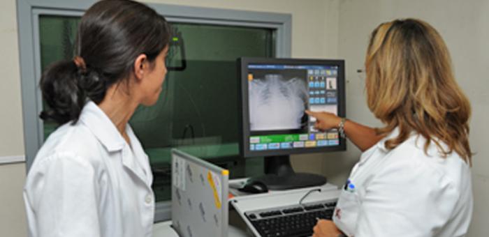 equipo de salud con computadora