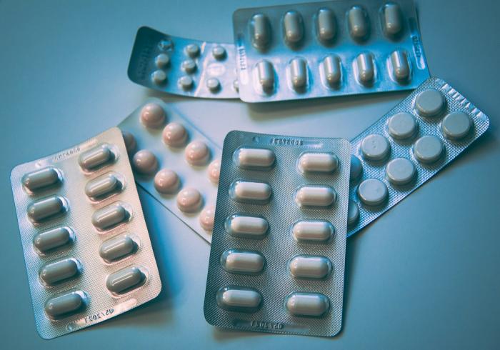 Blisters de medicamentos sobre una mesa