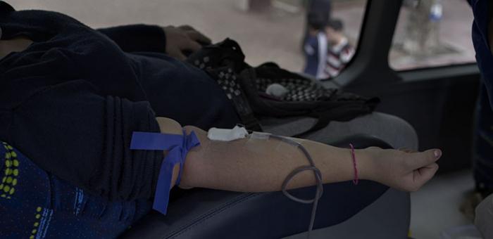 persona donando sangre persona donando sangre