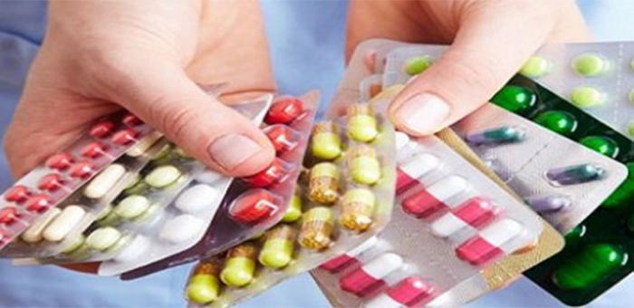 Persona sosteniendo medicamentos Imagen de una persona sosteniendo medicamentos