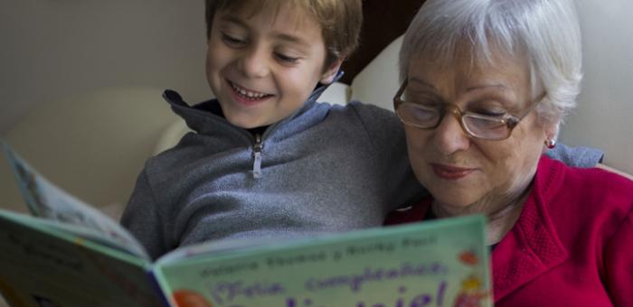 abuela y niño leyendo abuela y niño leyendo