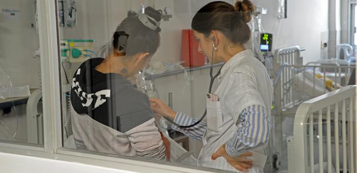 Medico atendiendo a paciente Hospital Pereira Rossell
