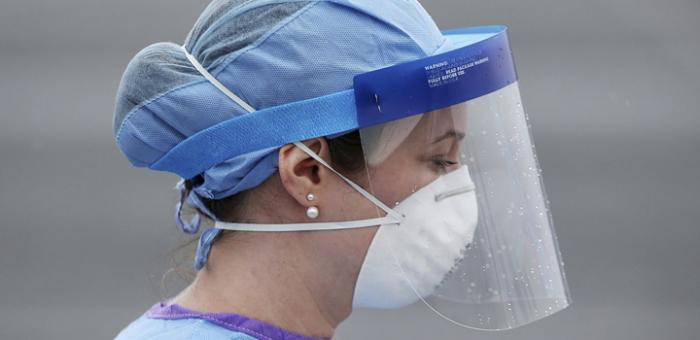 trabajadora con equipo de protección personal trabajadora con equipo de protección personal