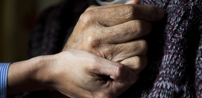 manos de adultos mayores