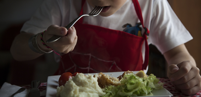 Alimentación saludable Niño almorzando comida saludable