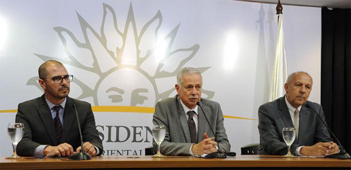 Autoridades en conferencia de prensa Imagen de la conferencia de prensa por tema tabaco
