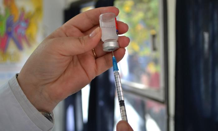 jeringa pincha vial de vacuna antigripal