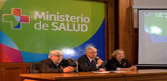 Imagen sacada en el salón de actos del Ministerio de Salud Pública a las autoridades Imagen de autoridades sentadas en la mesa hablando en la apertura del evento
