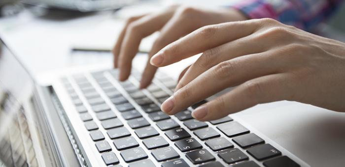 Transparencia Manos en teclado de computadora