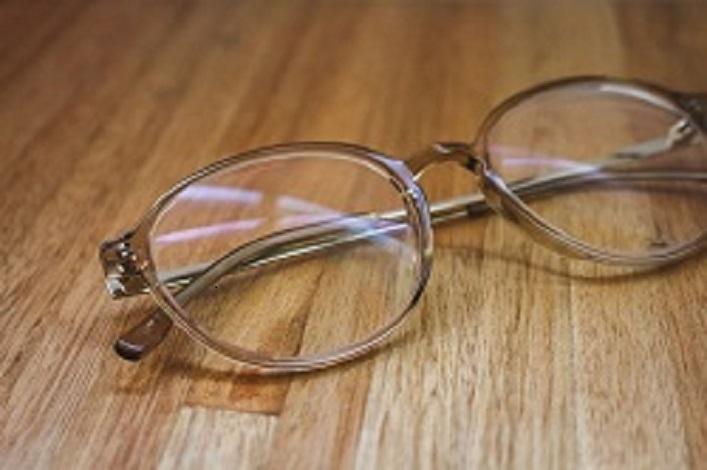 Lentes para leer sombre una mesa de madera