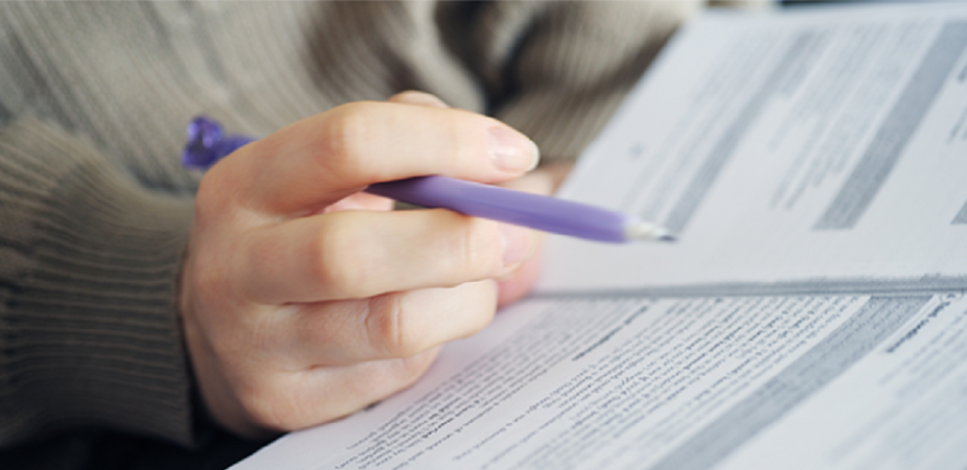 Imagen de una persona completando un formulario