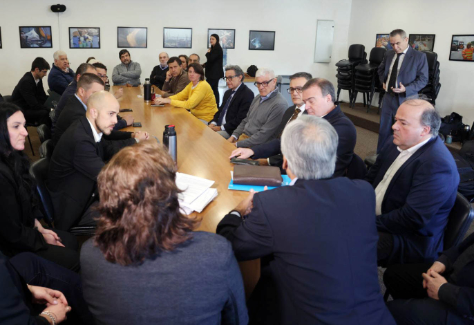 Integrantes del Consejo de Salarios sentados en torno a una mesa