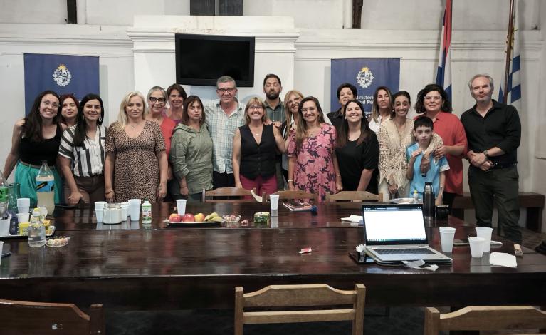 Foto grupal de autoridades ministeriales junto a los funcionarios de la DDS en un salón