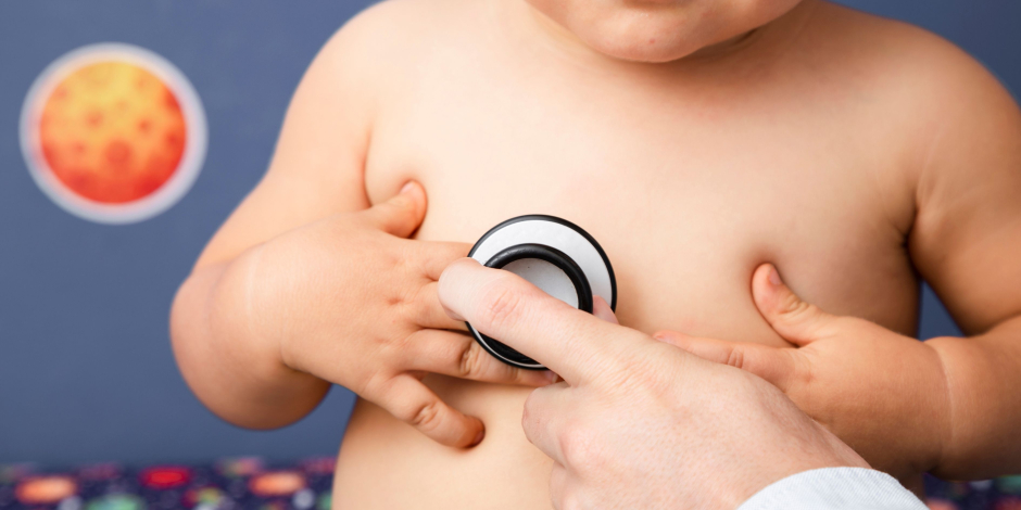 Bebé siendo oscultado en el corazón