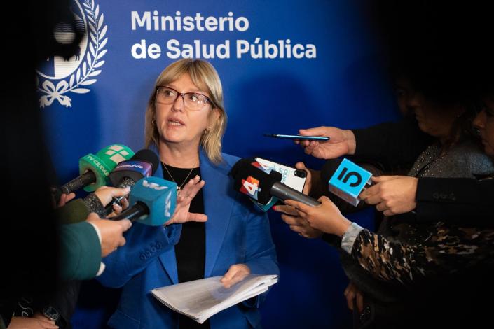 Cristina Lustemberg en rueda de prensa con fondo institucional