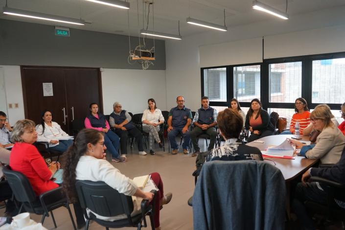 Ronda de autoridades del MSP y funcionarios de la DDS sentados en una sala 
