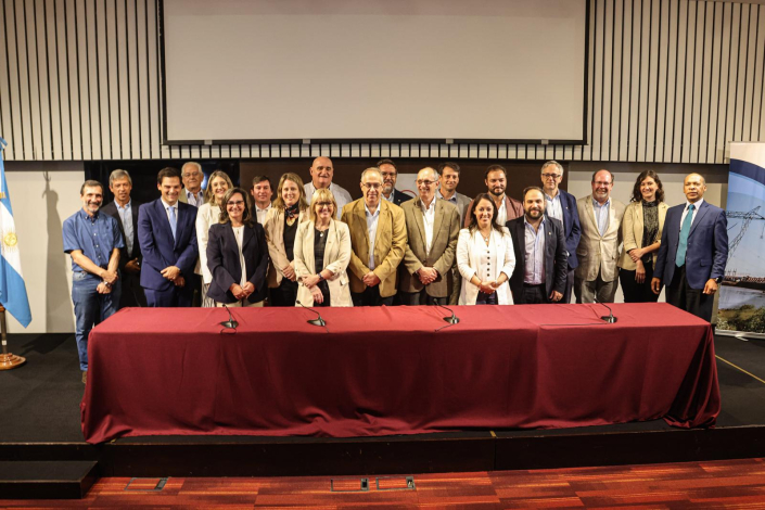 Autoridades de pie una al lado de la otra, detrás de una mesa larga