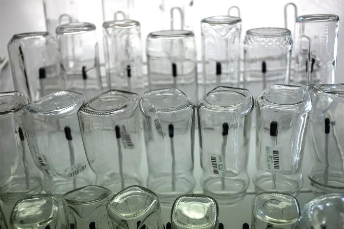 Frascos de vidrio dados vuelta en proceso de esterilización