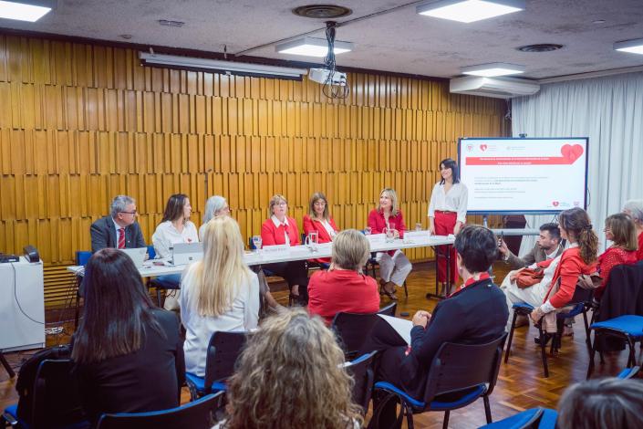 Ministra de Salud Pública junto a otras autoridades mujeres se dirigen al público