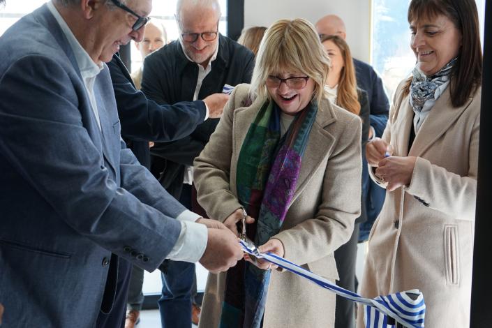 Cristina Lustemberg corta la cinta de inauguración, a sus lados la acompañan autoridades