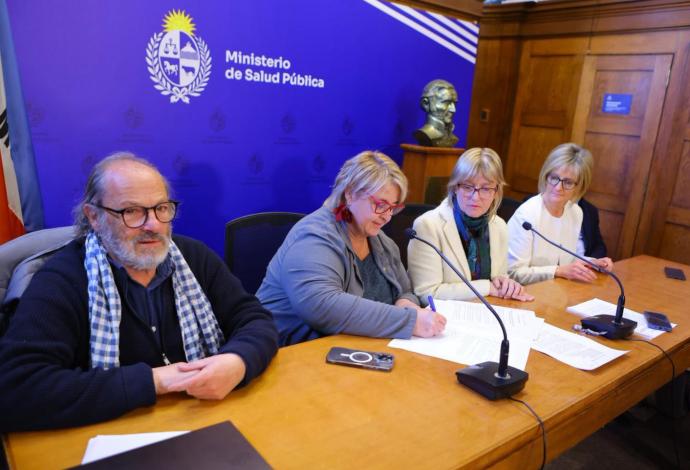 Ministras de Salud y de Defensa, Vicepresidente de ASSE y Subsecretaria del Interior firman acuerdo