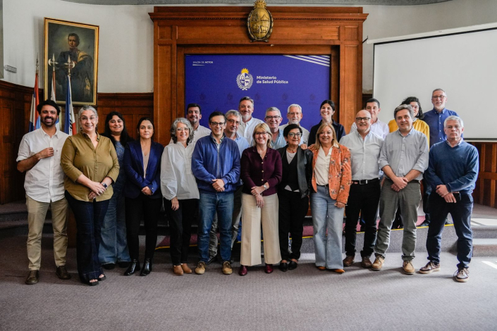 La Ministra y la Directora General de Coordinación junto a los directores departamentales de salud