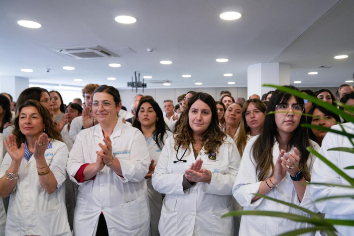 Grupo de mujeres en inauguración piso del Hospital de Clinicas