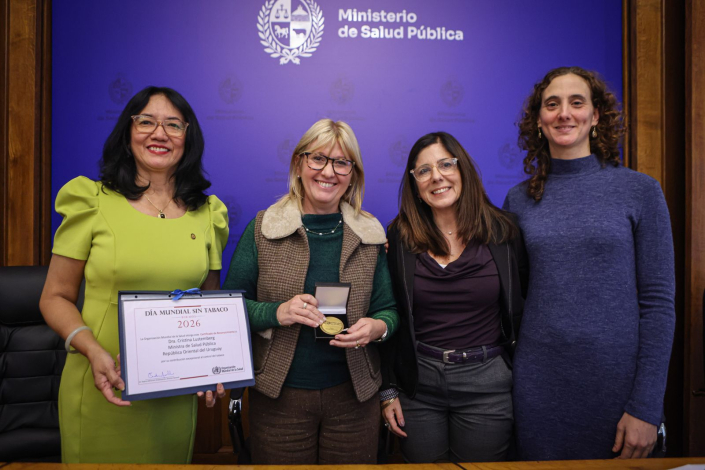 Uruguay recibe el reconocimiento de la OPS por sus políticas de control de tabaco Ministra, representante de OPS/OMS en Uruguay, directora de DIGESA, coordinadora del programa Tabaco