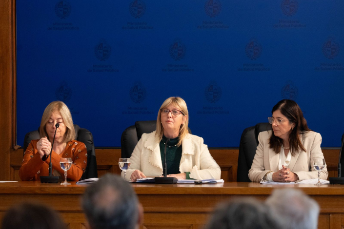 Autoridades del MSP sentadas en la mesa de conferencias. En la mesa de izquierda a derecha Catalina Pírez, Cristina Lustemberg y Laura Llambí.