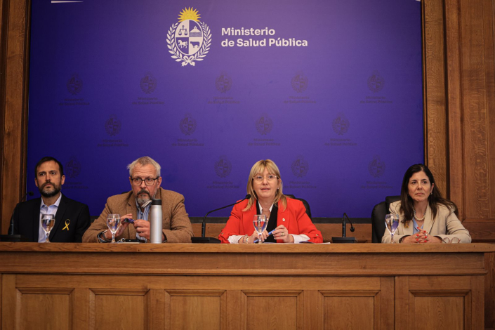 Presentación nueva guía Autoridades sentadas en mesa institucional presentan guía