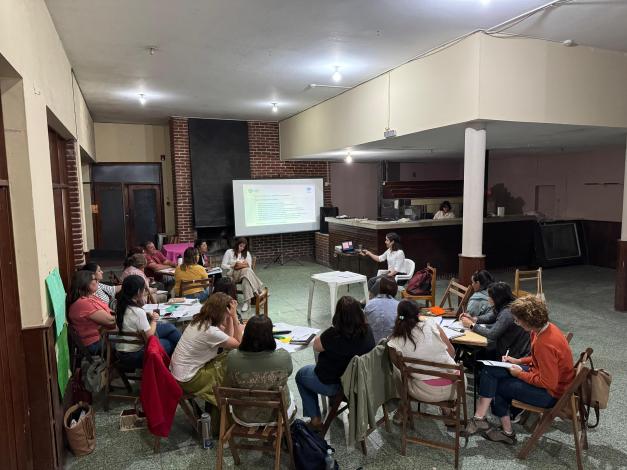 Grupo de personas capacitandose Grupo de personas capacitandose