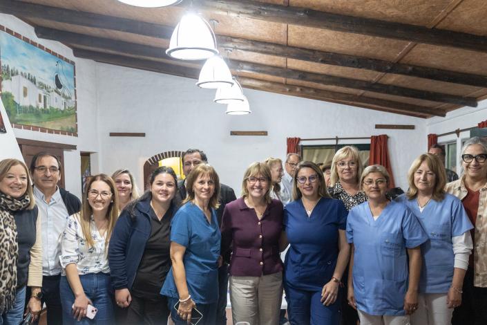 Foto grupal de la Ministra y la directora general de Coordinación junto a personal de salud