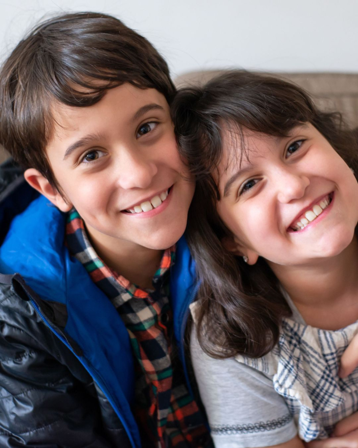 dos niños de entre 11 y 14 años sonriendo