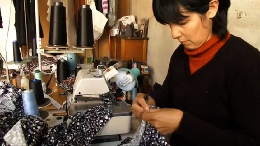Mujer cosiendo en una máquina