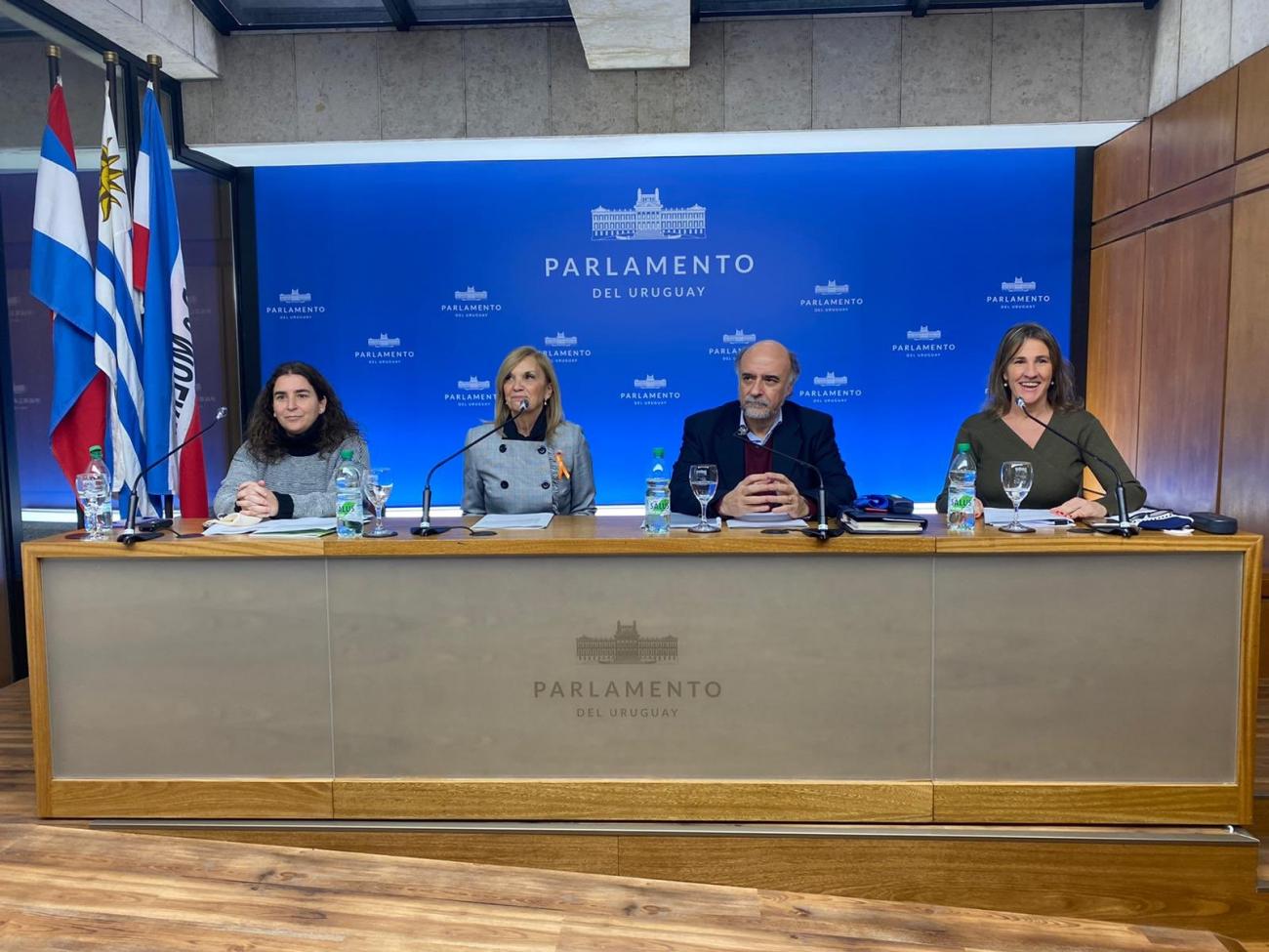Presentación de estudio "Brechas de género en los ingresos laborales en Uruguay" Presentación de estudio "Brechas de género en los ingresos laborales en Uruguay"