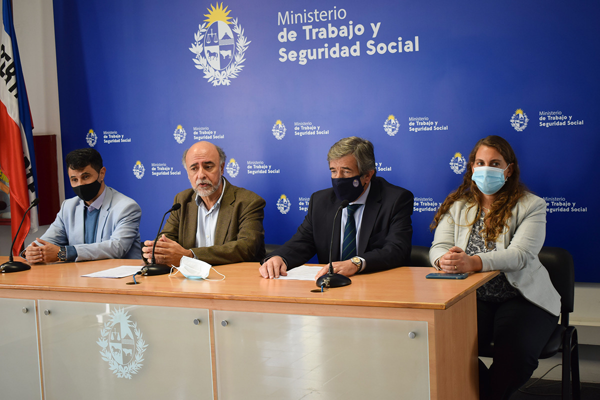 MInistro y autoridades en conferencia MInistro y autoridades en conferencia