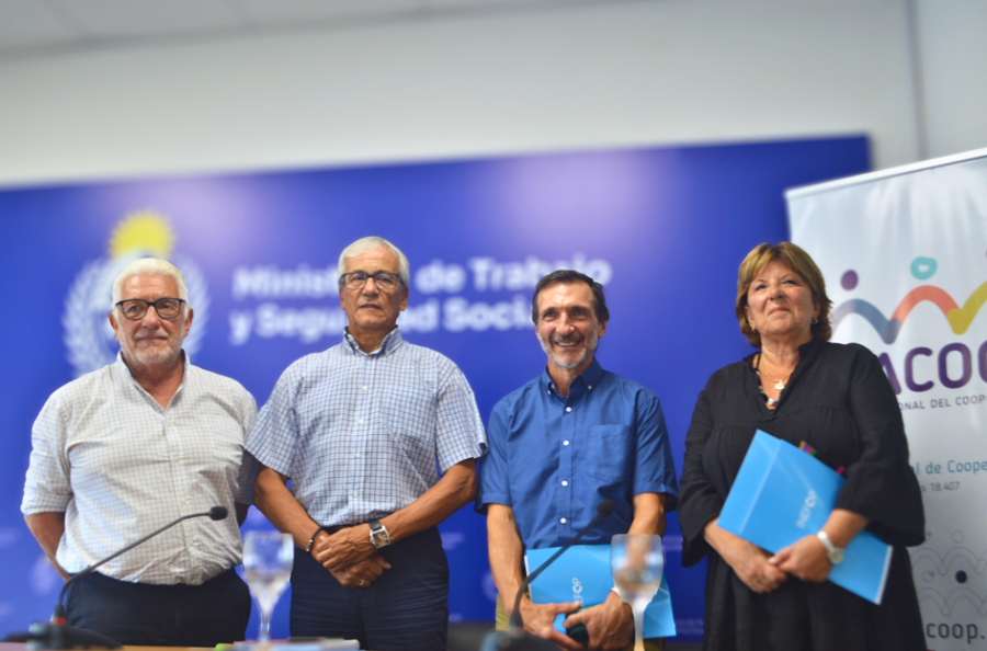 Autoridades posando para la foto