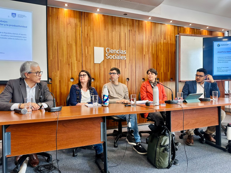 Todos los expositores en la mesa