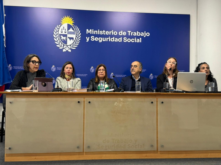 Mesa de académicas junto al subsecretario Hugo Barretto