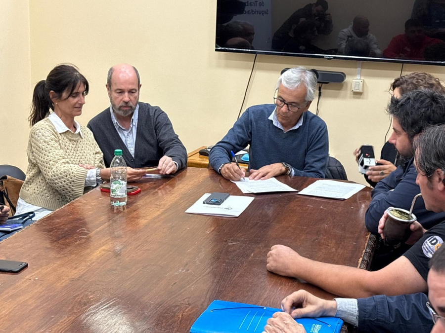 Ministro Castillo, representantes de la empresa, sindicato y DINATRA durante la firma