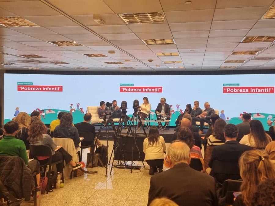 Ministro con el resto del panel, y público presente
