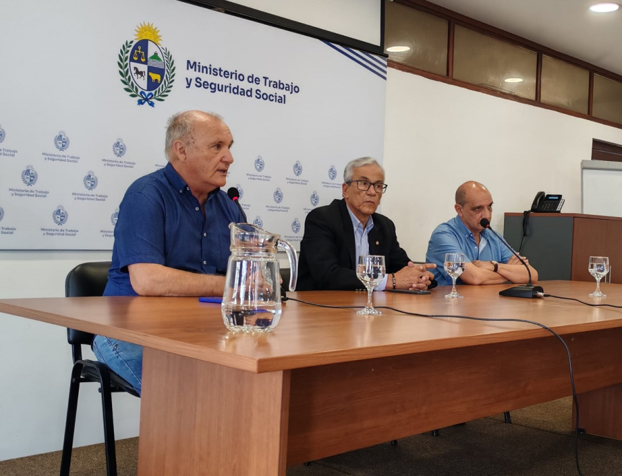 Autoridades en la mesa 