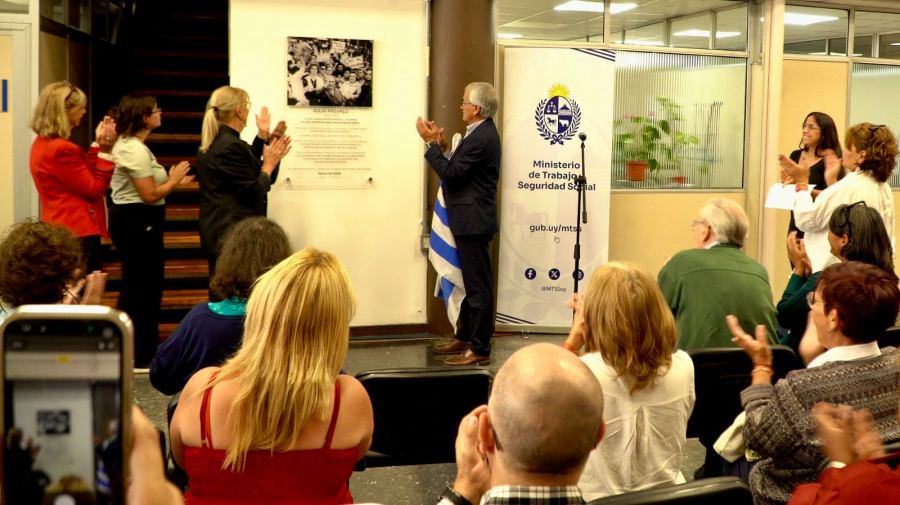 Ministro Juan Castillo y familiares de Julia Arévalo descubriendo la placa