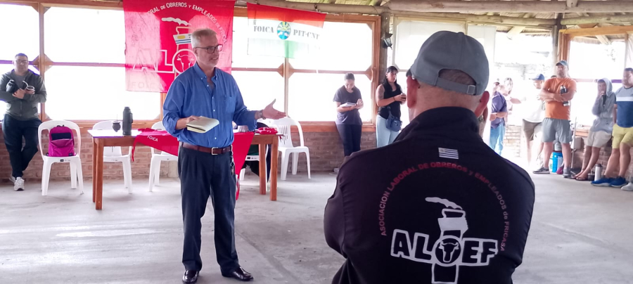 Di Doménico en Paysandú con trabajadores del FRICASA